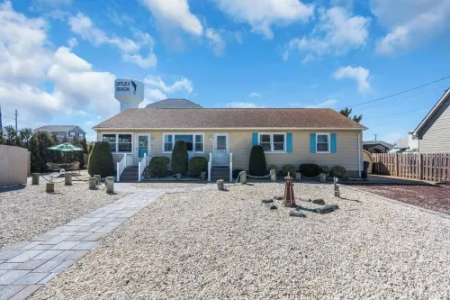 10Minutes walk to beach with Linens + Towels & Game Room Hotels in Toms River