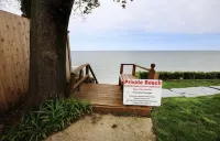 Renovated Cottage- Hot Tub, Close To Private Association Beach & EV Charger