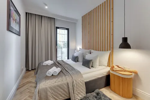 Aura III Apartments & Free Parking by Downtown Apartments