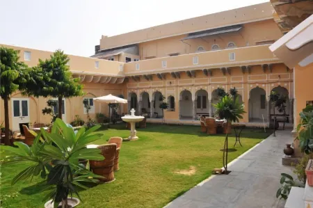 Castle Khandela A Heritage Castle Отели в г. Сикар