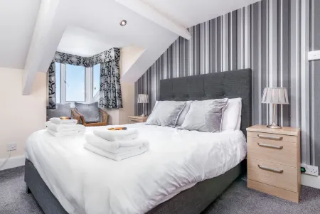 Riviera Guesthouse Отели в г. Уитби