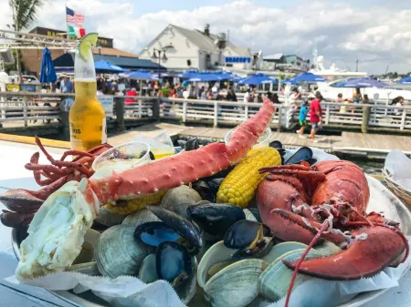 Cheerful & Beautiful 3-Bedroom Ranch Отели рядом с достопримечательностью «Рузвельт Филд»