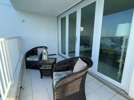 Ocean View 2 Bed 1 Bath 2 Parkings Pool