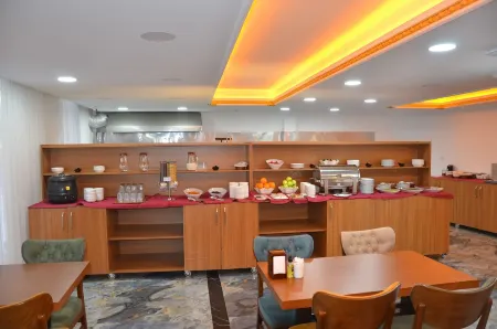 Piyes Otel Отели рядом с достопримечательностью «Ataturk Monument»