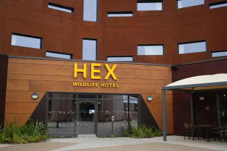 Hex Wildlife Hotel at Yorkshire Wildlife Park Отели в г. Ботри