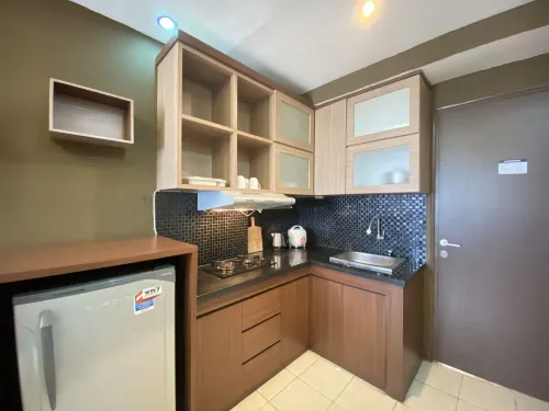Well Furnished 2Br at Suites @Metro Apartment - parkir
