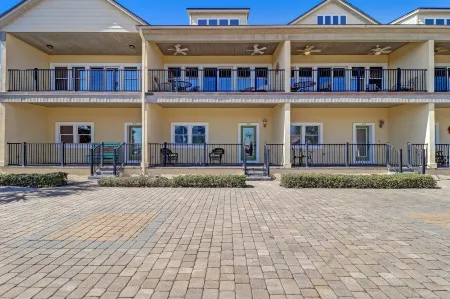 Pet Friendly Condo with Private Parking and Elevator by RedAwning Отели рядом с достопримечательностью «Amelia Island Lighthouse»