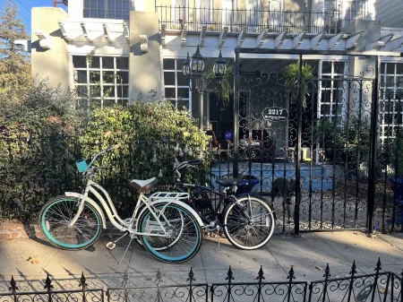 Harbinson House Отели рядом с достопримечательностью «McClatchy Library»