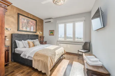 Grand Square Suite - Tale of the City Отели рядом с достопримечательностью «Бан Йосип Елачич»