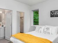 Yoda's Swamp Suite Hotels near West Point Lighthouse