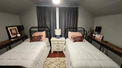 Relaxing country setting perfect for that special get away!! Hotels near Chief Standing Bear Trail - Blue Springs Trailhead