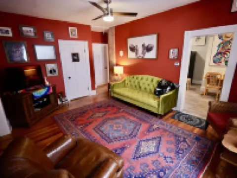 Luxury Funky Fun 420, Walk Downtown wAC–Pets free!