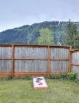 Hot Tub, Game room, Fire Pit, Unlimited Hot Water, with stunning mountain view! Hotels in Juneau