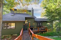 Charming Mountain Cottage with Hot Tub and Scenic Views - Cozy Retreat