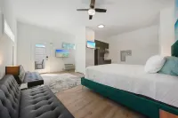 Charming Studio with Private Entrance and Pool Access - Cozy Coastal Retreat Hotel di Inlet Beach