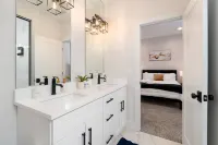 Private Space with Modern Amenities and Free Parking - Charming Serenity