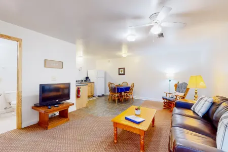 Campground Apt #2 Отели в г. Лейк Джуналаска