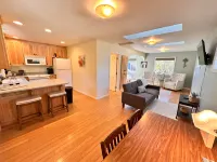 Relaxing Retreat with Full Kitchen and Hot Tub - Charming Cozy