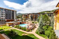 Ski-in/Ski-Out Access with Private Balcony and Amenities - Charming Haven Hôtels à : Comte de Summit
