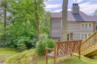 Mountain condominium w/natural light - close to ski lodge and covered balcony Hotels in Sugar Mountain