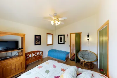 Renovated condo with mountain views, fireplace & spiral staircase - walk to lift Hotels in Girdwood
