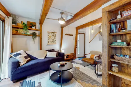 Cute condo with deck & fireplace - snowbird-friendly