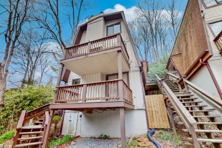 Cute condo with deck & fireplace - snowbird-friendly