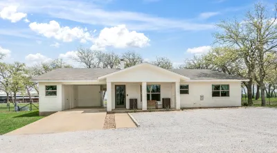 Baron's Bungalow | 2/2, Hot Tub, Fire-pit & Grill, Pet Friendly w/ fee 그레이프 크릭 바인야즈 주변 호텔