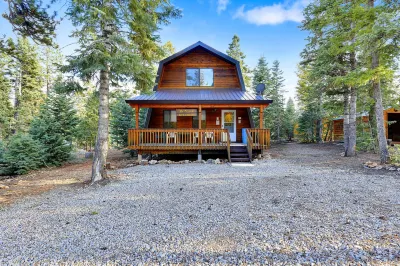 Mountain View Retreat - WiFi, Stunning Hub, Secluded Oasis