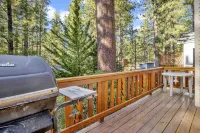 Cozy 2Br/2BA Log Home: Fenced Yard, Gas Fireplace & Walk to Lake - Vuoristonäköala