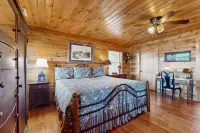 Secluded mountain view log cabin with WiFi, fireplace, & wrap-around porch Santa's Land Fun Park & Zoo附近的飯店