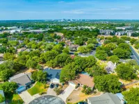 Mins to Domain -4BR Newly Reno Home - Pool+Jaccuzi - Pool +PingPong Table