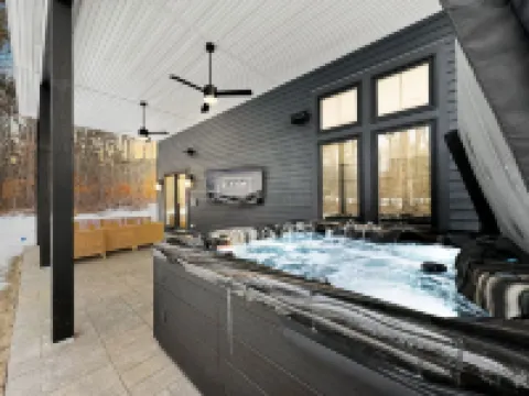 Hot Tub, Game Room and Stunning Views - Luxurious Mountain Retreat