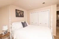 Spacious Loft with Balcony and Cozy Kitchen - Charming Urban Retreat