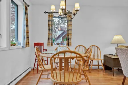 Golf Course Views and Quechee Club Access - Stunning Retreat Отели рядом с достопримечательностью «AT trailhead Woodstock VT»
