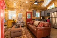 WiFi & Waterfront - Small Family Cabin - Creeksong - Red River Gorge, Kentucky! Hotels in Beattyville