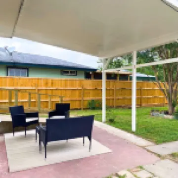 Charming Studio with Full Kitchen and Outdoor Patio - Delightful Haven