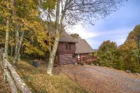 Hot Tub and Breathtaking Long-Range Views - Cozy Charming Retreat