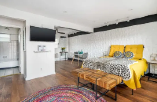 Top Floor Retreat with Pool and Concierge Services - Charming Oasis