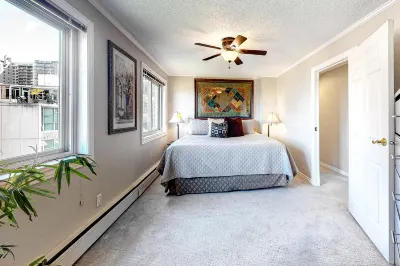 14th-Floor Family-Friendly Condo in Downtown Seattle w/City Views & Free WiFi 퍼스트 힐 호텔