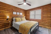 Spacious Entertainment Room and Cozy Atmosphere - Charming Cedar Retreat Hotels in Pulaski County