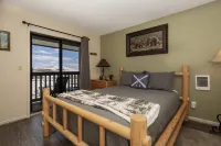 Ski-in/Ski-Out Access and Cozy Loft - Stylish Mountain Retreat Hotels in Granby