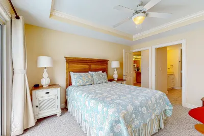 Waterfront condo with shared pool, gym & game room, close to everything
