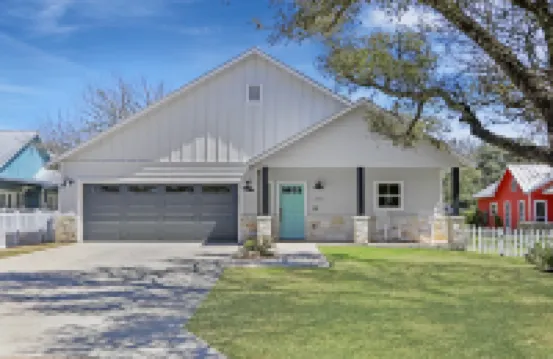 Cozy Living Room and Relaxing Outdoor Spa - Charming Getaway