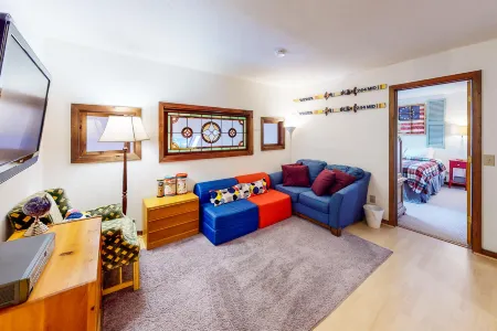 Cozy Sugarbush condo w/ beautiful mountain views - close to skiing Отели рядом с достопримечательностью «Шугарбуш Резорт»