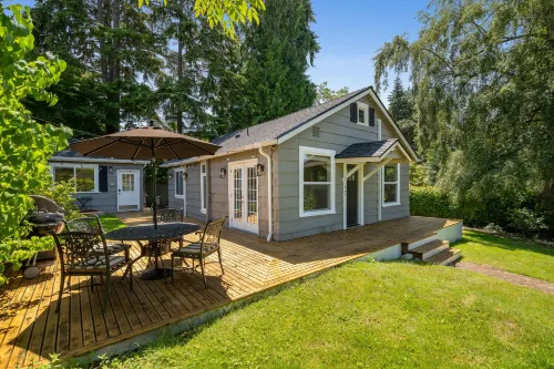 Gorgeous Outdoor Deck and Modern Amenities - Cozy Craftsman Hotels in Indianola