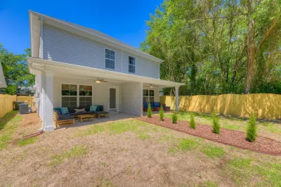 Private Entrance and Fast WiFi Access - Charming Tranquil Escape Hotels near West Columbia Riverwalk Park and Amphitheater