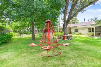 Charming Hideaway with Artisan Boutique - Inviting Vintage Escape