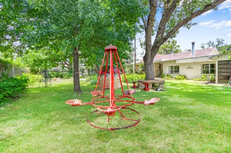 Charming Hideaway with Artisan Boutique - Inviting Vintage Escape