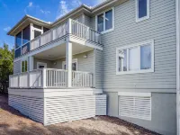 Elegant Coastal Retreat with Golf Course Views - Spacious Oasis
